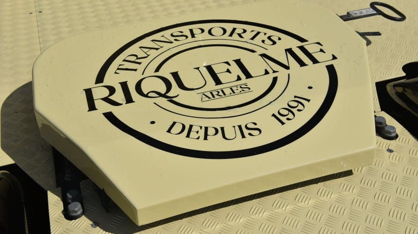 Scania S 530 des tps Riquelme : pub sur le couvre sellette