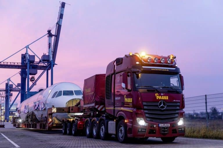 Un Actros SLT convoie un Airbus A320 à travers l'Allemagne