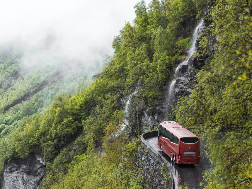 Passage étroit pour un autocar de cette taille