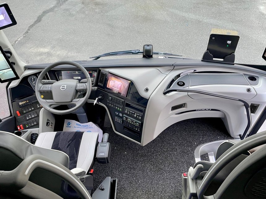 Le cockpit de l'autocar Volvo 9900