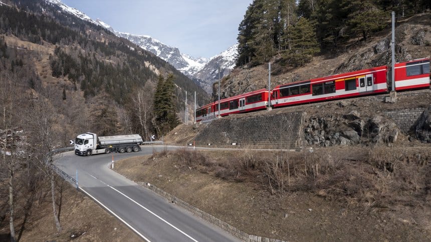 Le Mercedes Gen H2 en essai dans le col du Simplon, dans les Alpes