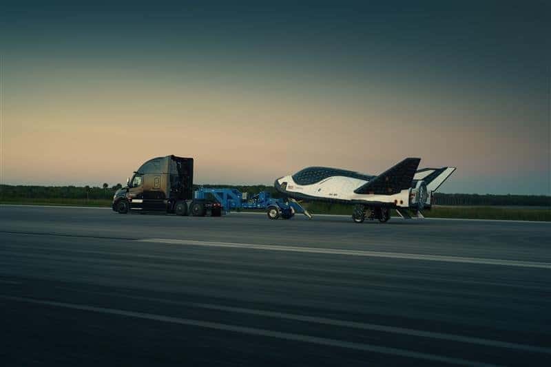 Le Dream Chaser est entrainé par un Freightliner Cascadia