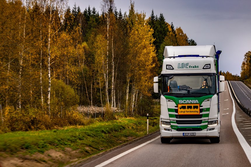 Un méga-camion électrique de 94 t de PTRA sur les routes suédoises