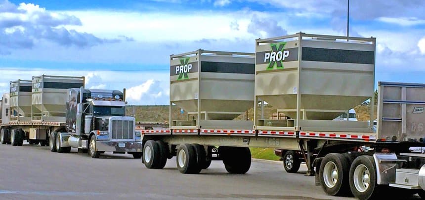 Livraison de sable par camion sur les derniers kilomètres