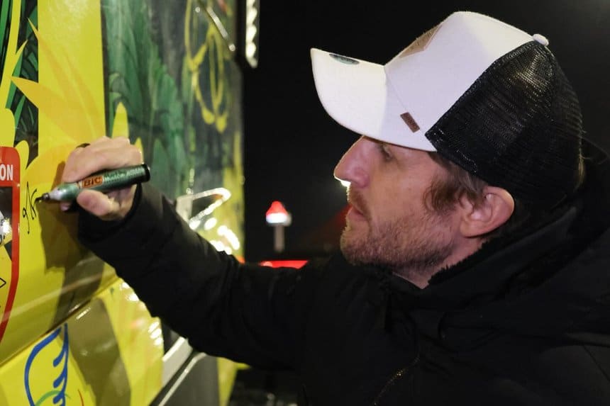 Philippe Lacheau dédicace le Renault T décoré du Marsupilami