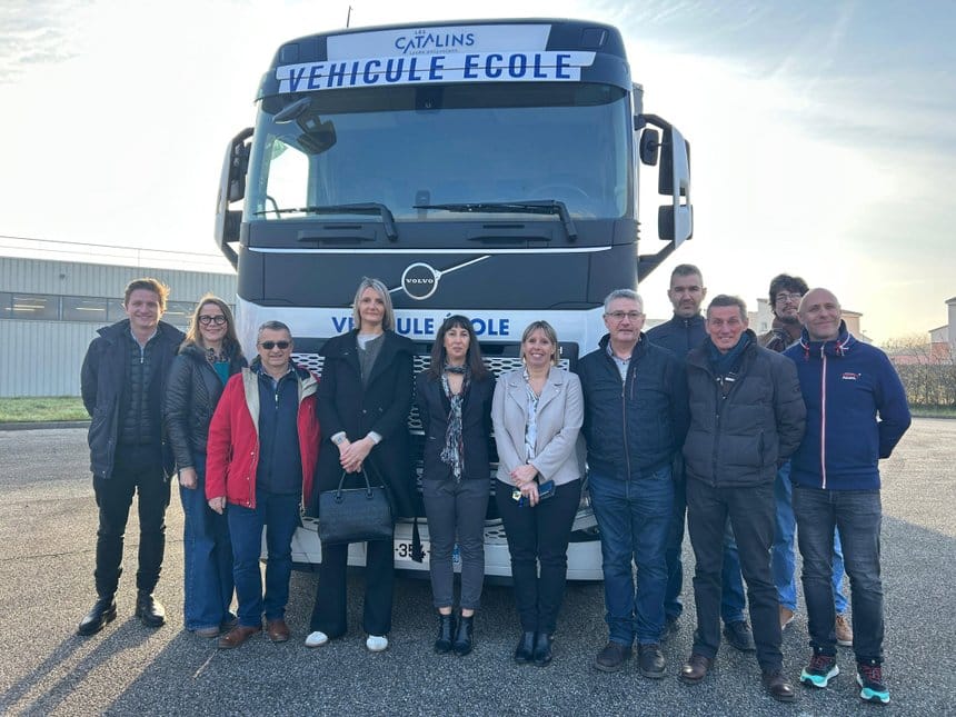 Un Volvo FH13 véhicule école avec le soutien de la direction du lycée