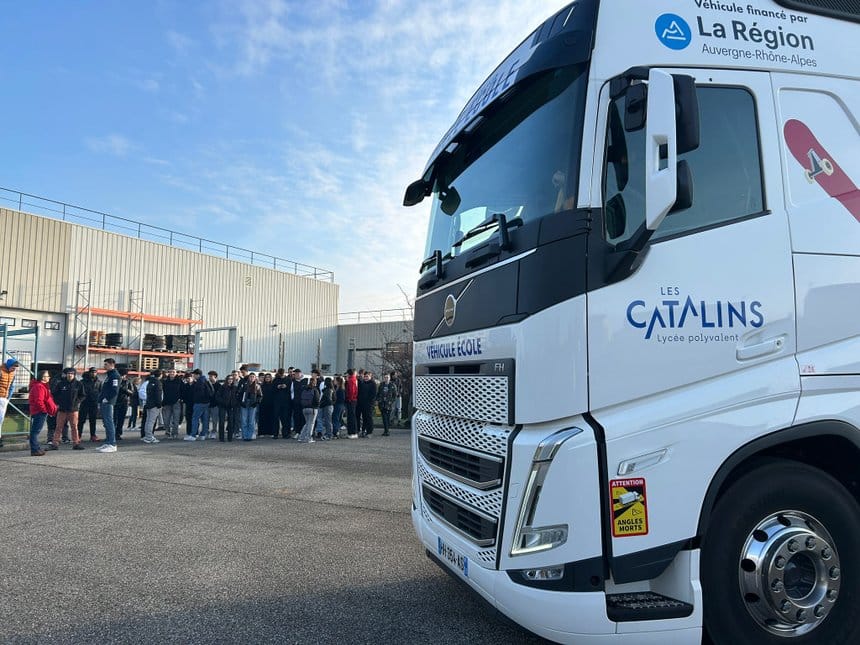 Un Volvo FH13 badgé Véhicule école !