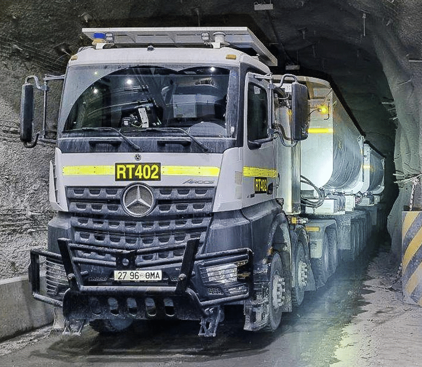Quatre road trains de 160 t de charge utile dans une mine