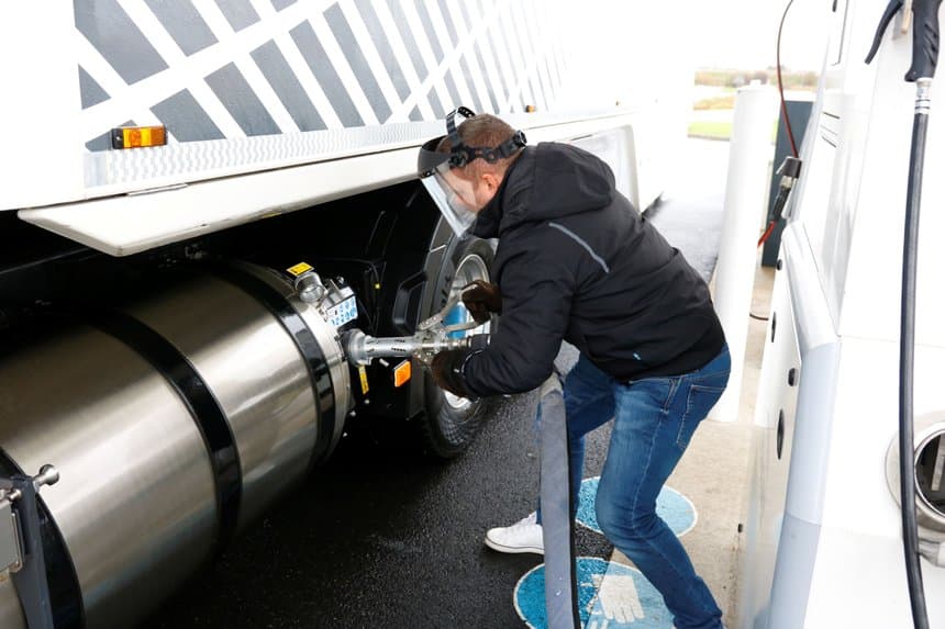 Remplir un réservoir de gaz liquéfié nécessite de se protéger
