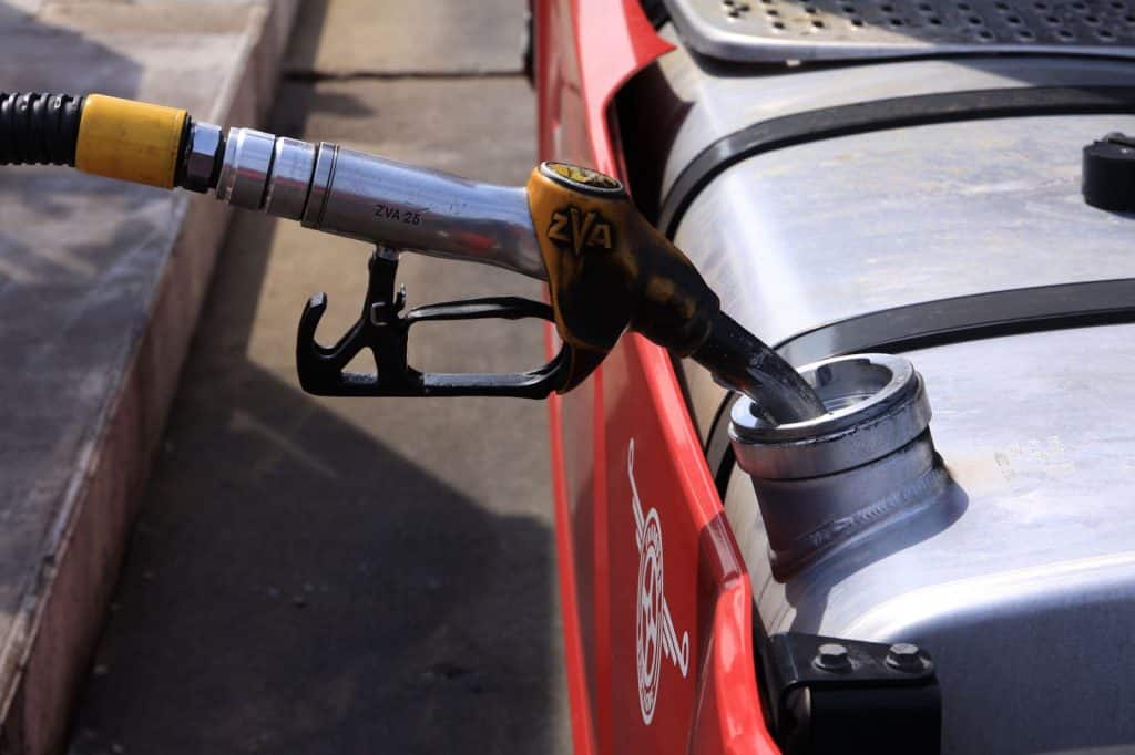 Un baril de pétrole à 100 $ coûterait 150 M€/jour aux conducteurs européens. Pour un transporteur routier, la facture est bien plus salée. Décryptage chiffré.