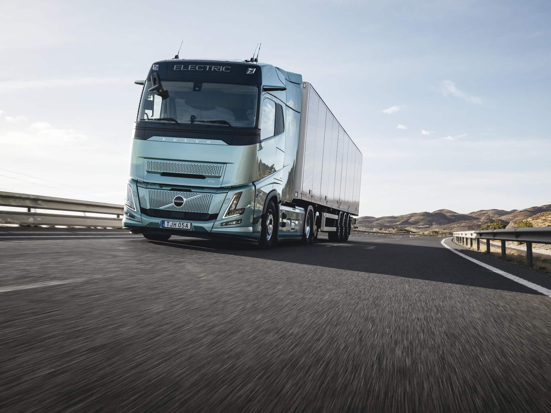 Un tracteur routier FH Aero arrive, équipé d'un essieu électrique. Ce camion dispose d'une autonomie de 700 km selon Volvo Trucks.