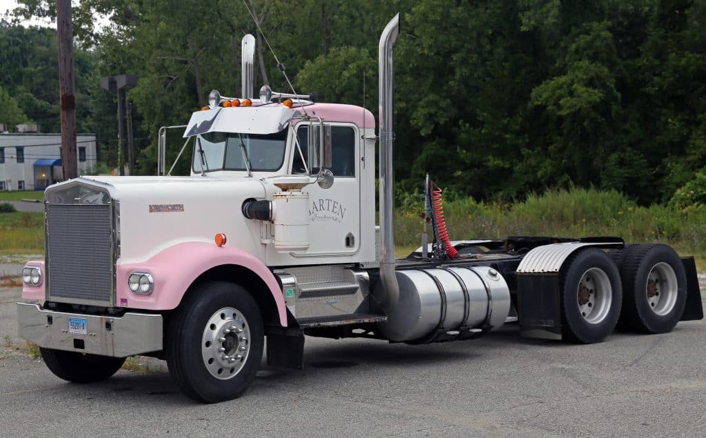 Kenworth W900 custom show truck rose et blanc