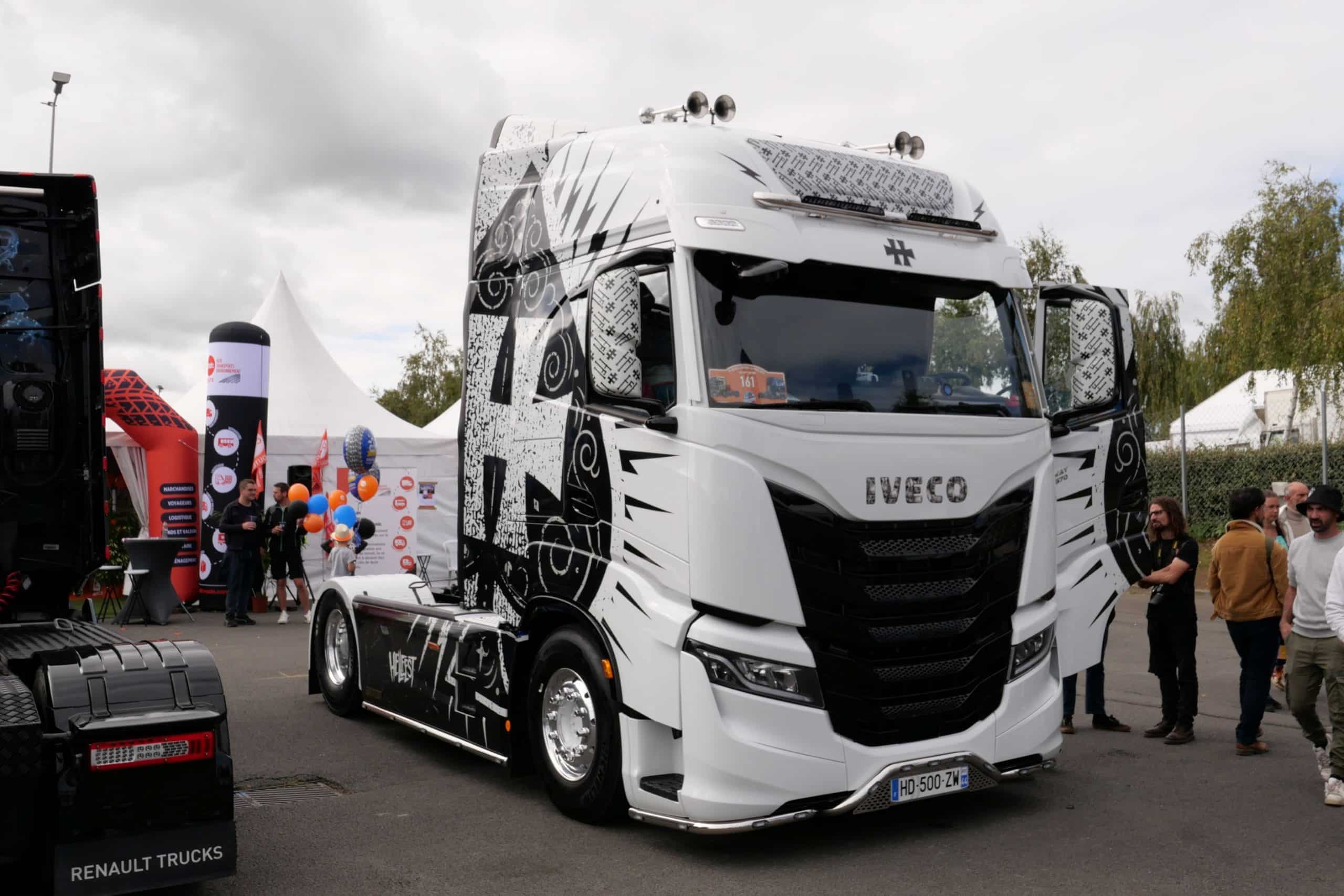 Nés d'un partenariat entre le distributeur BPM Pro - Iveco SDVI et le festival Hellfest, trois camions décorés roulent en France depuis l'année dernière.