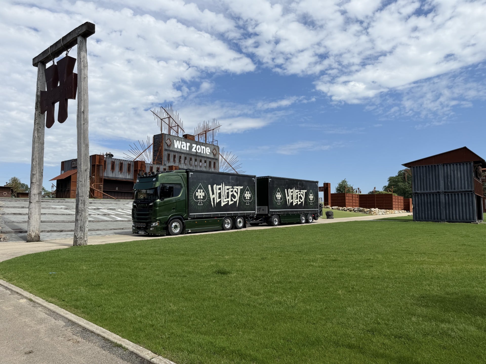 Au festival Hellfest, Frédéric Doisy des Transports Fremel a tatoué ses camions Scania de sa passion pour le gros son !